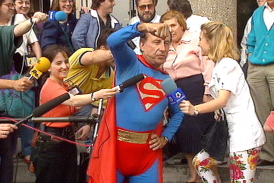 En la performance, disfrazado de Superman