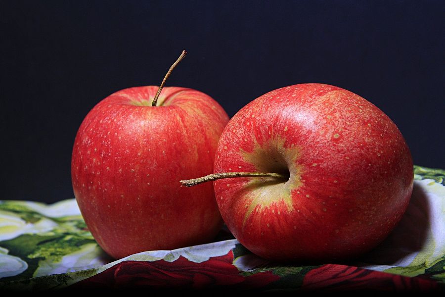 Dos manzanas sobre una servilleta de cocina