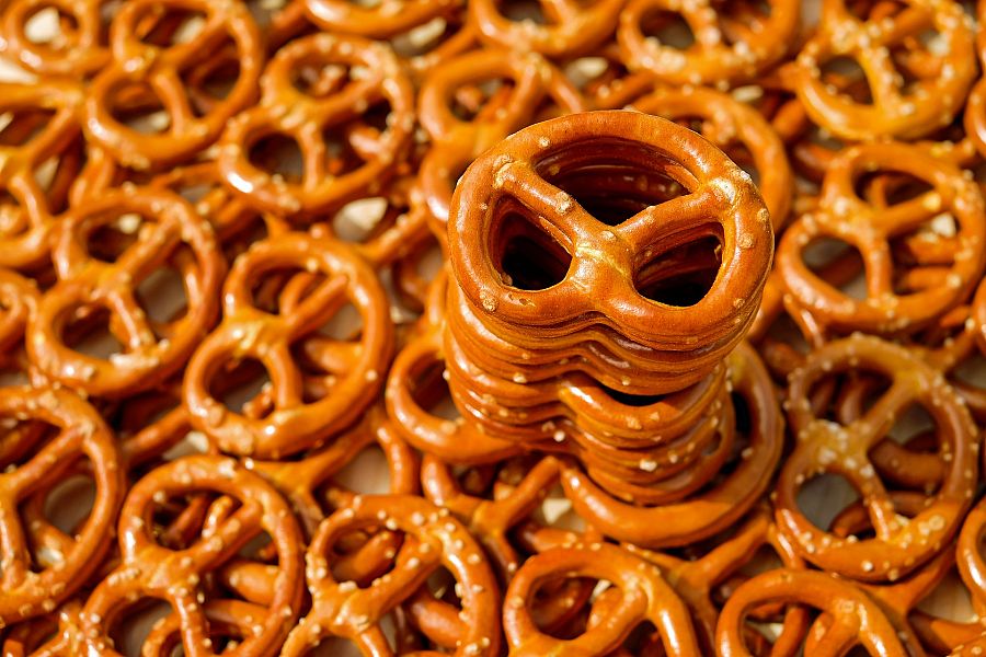 Pequeños pretzels amontonados