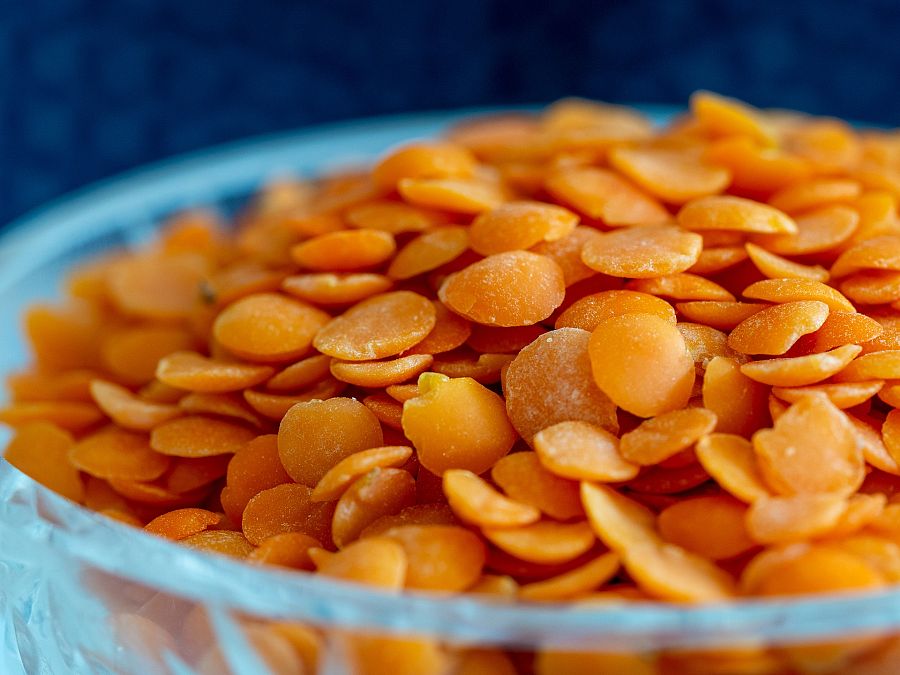 Lentejas rojas partidas a vista de zoom