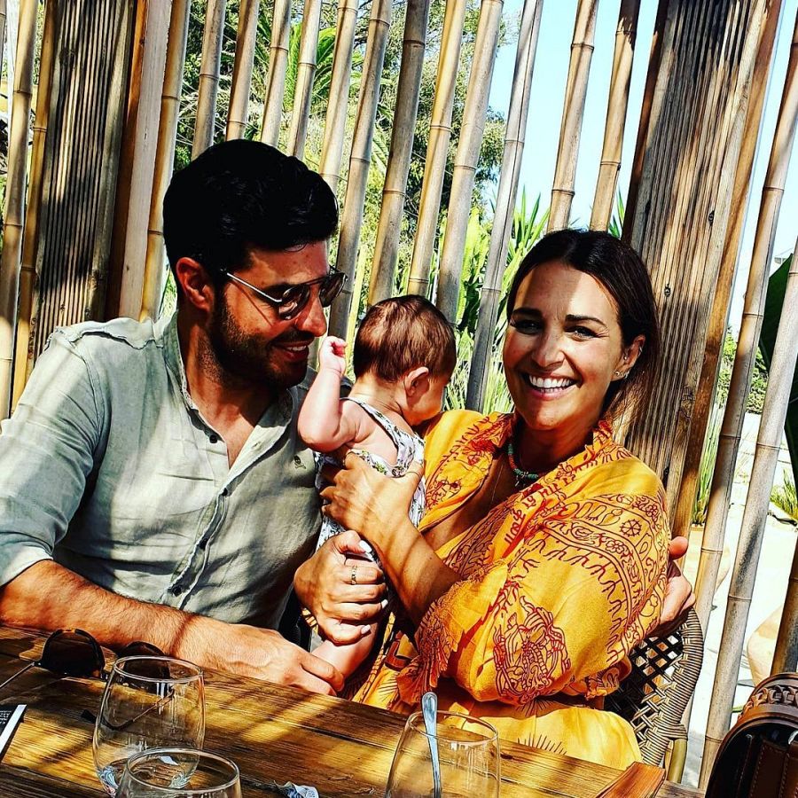 Miguel Torres y Paula Echevarría junto a su bebé