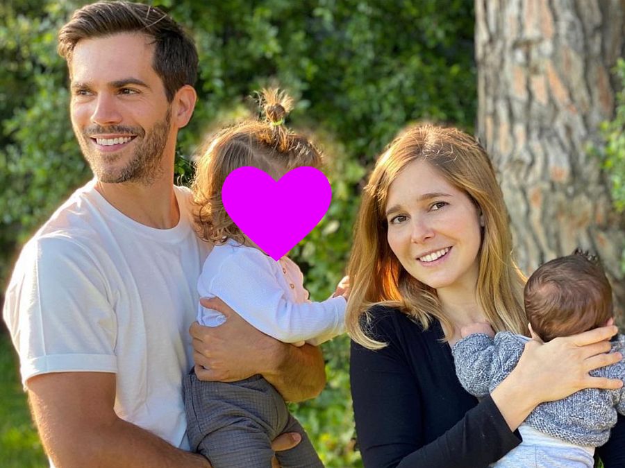 Marc Clotet y Natalia Sánchez junto a sus dos hijos