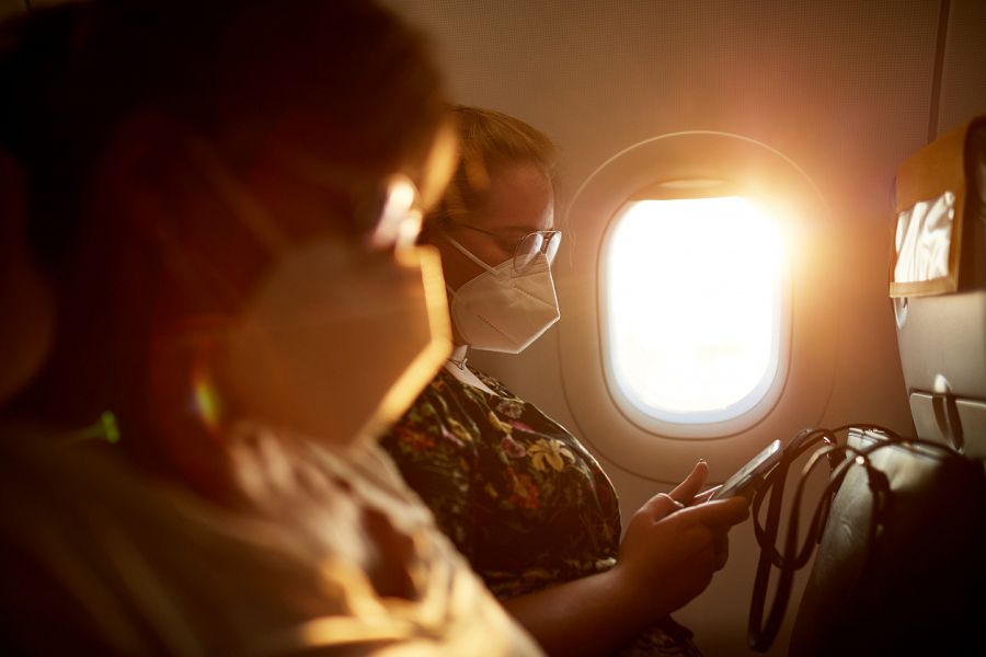 Viajeros con mascarillas durante un vuelo