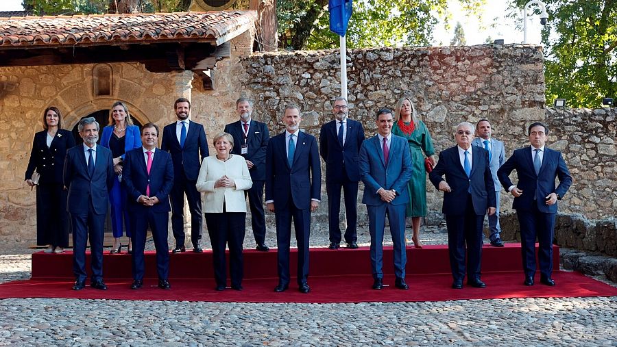 El rey Felipe VI, junto a Angela Merkel y el presidente Sánchez, en la foto de familia del Premio Europeo Carlos V