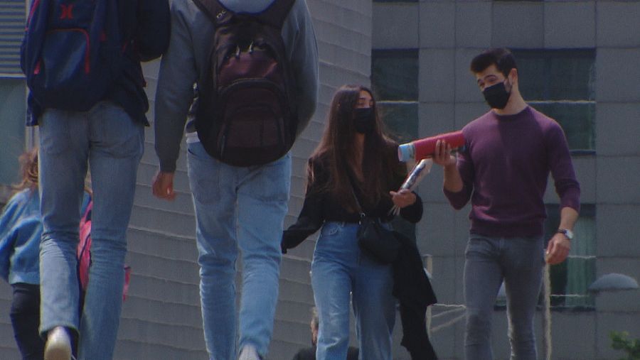 Uxue y Miguel en la Universidad de Deusto