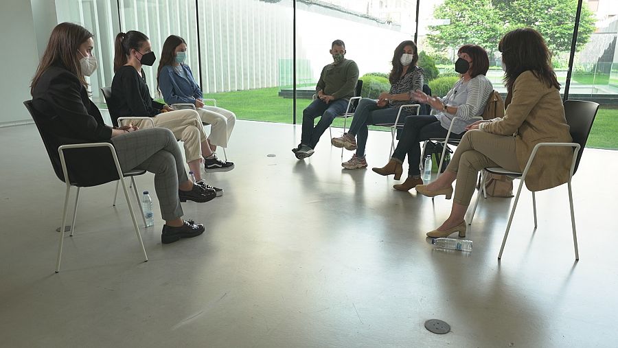 Encuentro entre víctimas del programa Adi-Adian y estudiantes