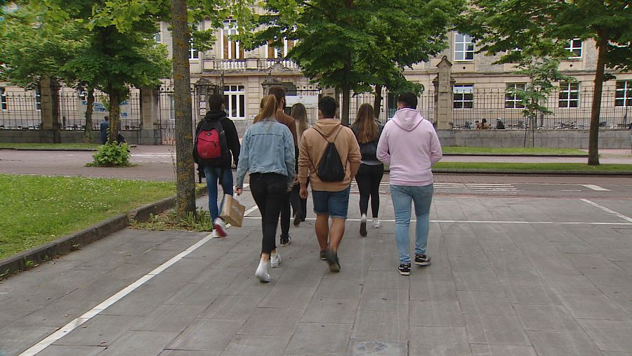 Estudiantes llegando a clase en el campus de la UPV- EHU en Vitoria