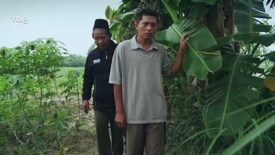 Adi Rukun, protagonista del 'La mirada del silencio', con un superviviente en el lugar donde asesinaron a su hermano