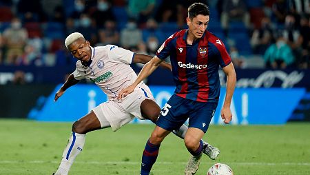 Pablo Martínez (d), intenta llevarse el balón ante el jugador portugués del Getafe, Florentino Ibrain.