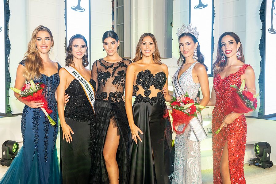 Sarah Loinaz junto a la anterior Miss Universo España y las dos damas de honor de esta edición