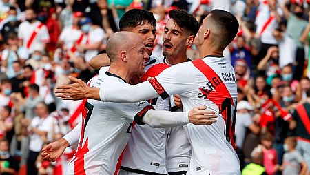 El defensa del Rayo Vallecano Mario Hernández (2i) celebra con sus compañeros el gol marcado al Elche.