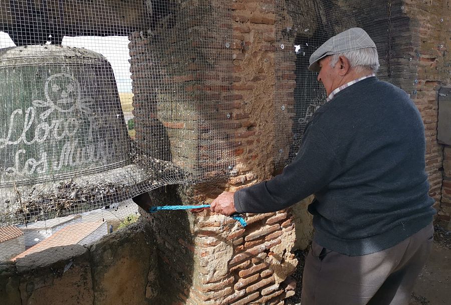 Claudio Martín a sus 89 años sigue subiendo al campanario