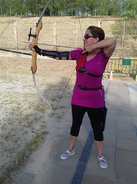 Maribel Riveiro practica tiro con arco.