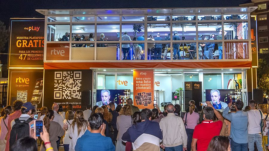 Actuación de Hombres G en el plató móvil de La Gran Consulta de RTVE