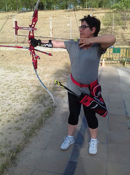 Susana Regaliza tira con su arco