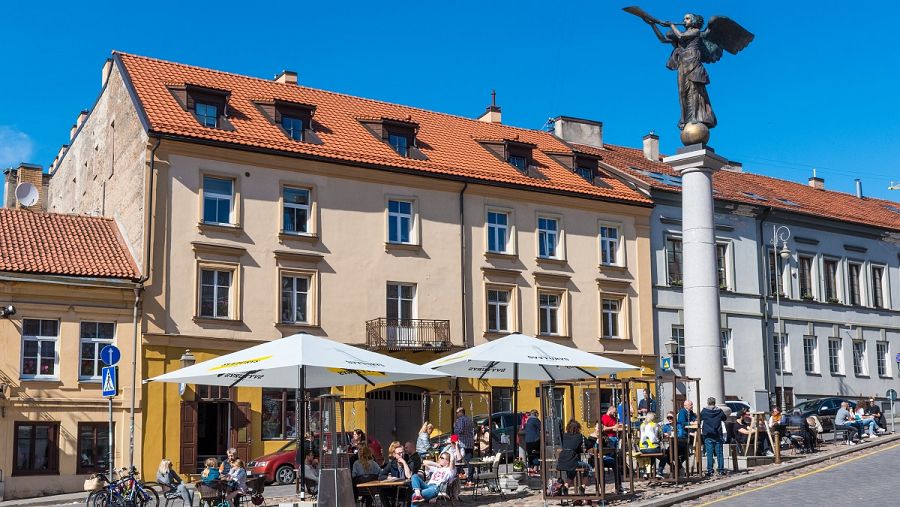 La estatua del ángel de la trompeta en Uzupis, Vilna