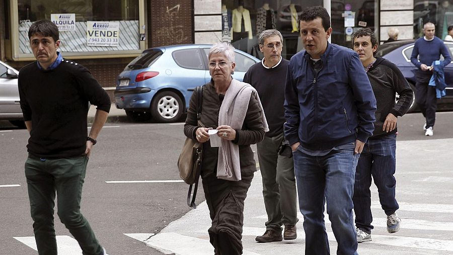 El etarra Ibon Etxezarreta (izquierda), junto a las víctimas Maixabel Lasa, Iñaki García Arrizabalaga y en segundo plano los terroristas arrepentidos Urrusolo Sistiaga y Luis Carrasco