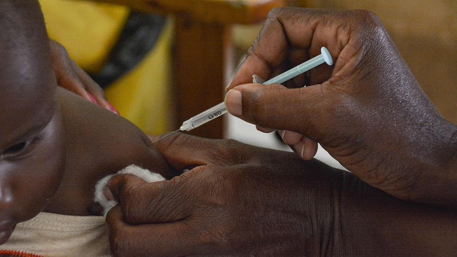 Un niño recibe la vacuna de la malaria en el hospital Yala Sub-County, en Kenia.