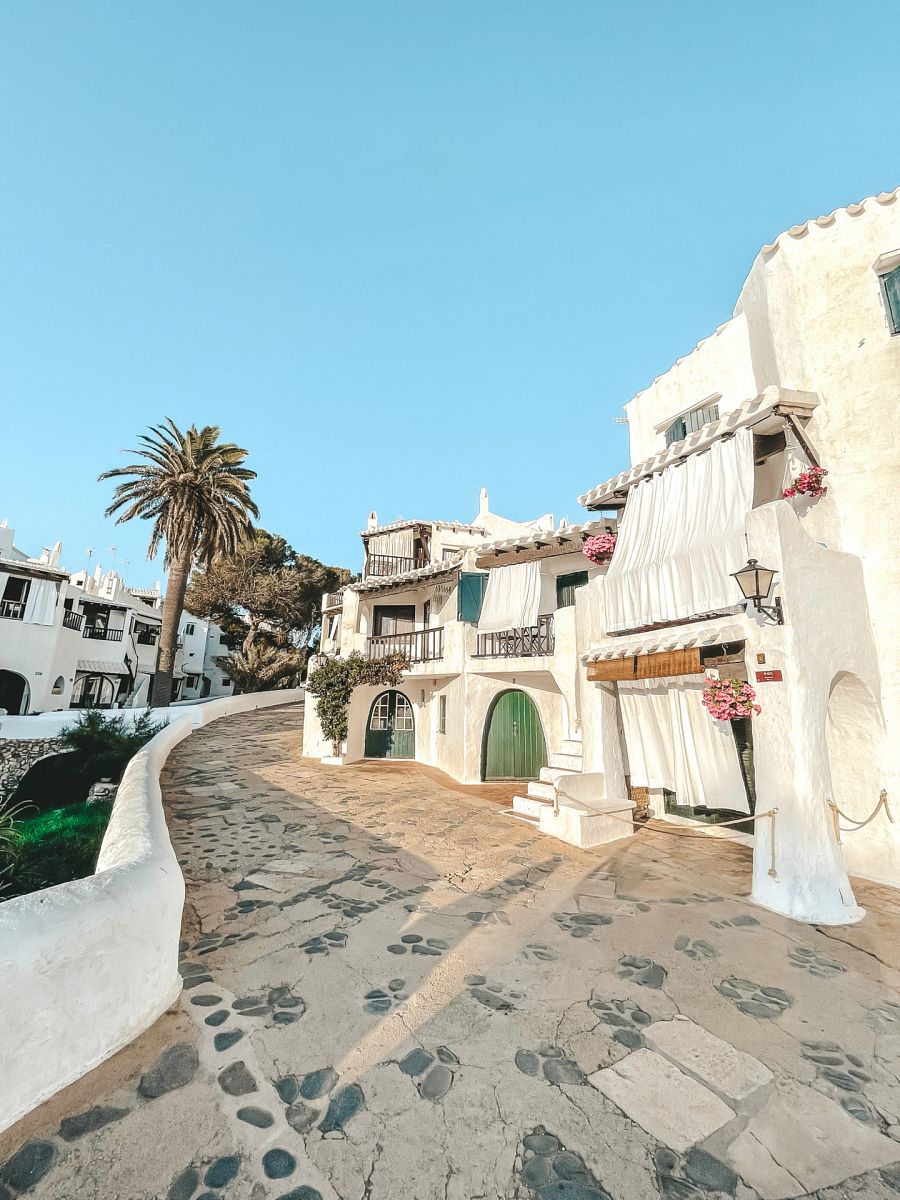 Calles del casco antiguo de Binibeca en Menorca