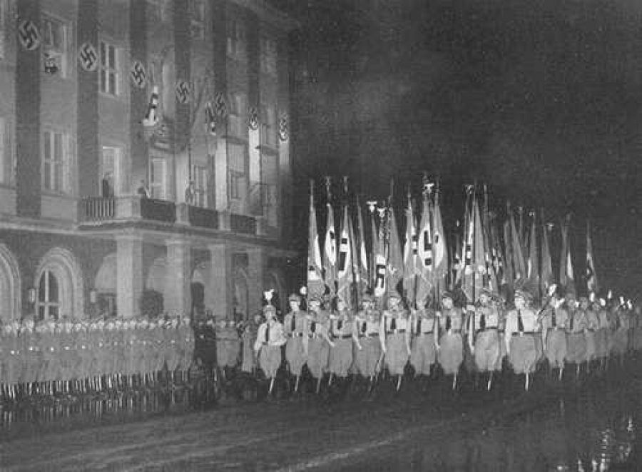 Marcha nocturna de las SA como la organizada para ensalzar el nombramiento de Hitler como nuevo canciller alemán en 1933