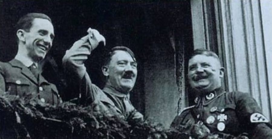 Hitler en el centro, saludando a la multitud, junto a Röhm, a la derecha, cuando este comandaba las poderosas SA. Goebbels les acompaña en el mismo balcón