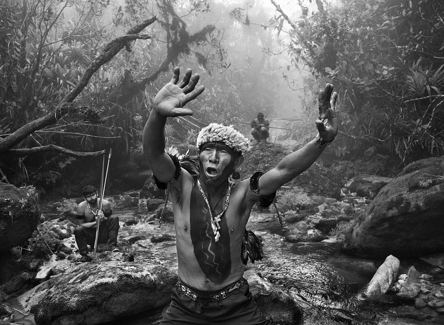 Un chaman Yanomami realiza un rito antes de subir al Pico da Neblina