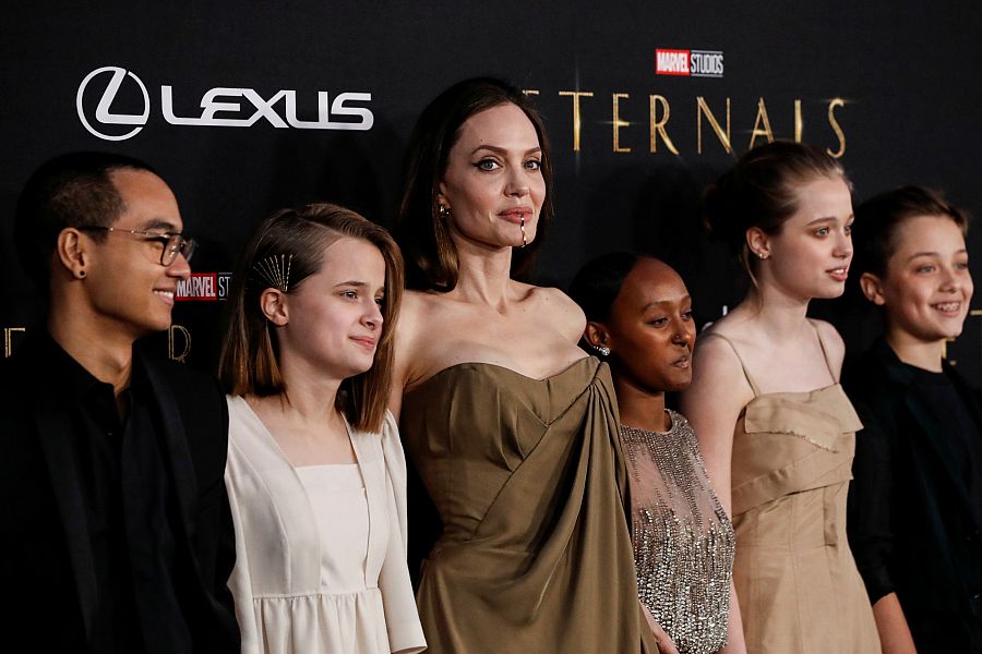 Angelina Jolie junto a cinco de sus hijos: Maddox, Vivienne, Zahara, Shiloh and Knox Jolie Pitt