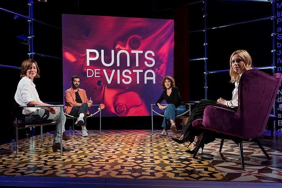 Àgata Roca, David Selvas, Marta Pérez i Tània Sarrias asseguts en butaques al plató del programa
