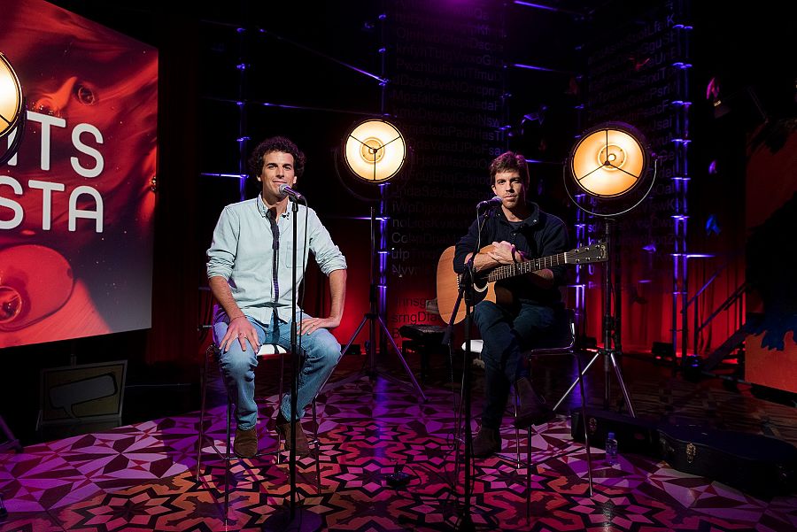 El duet a sobre de la tarima del programa a punt d'actuar