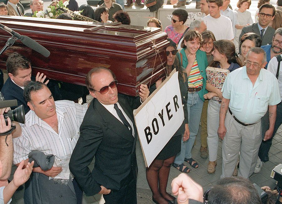 Ruiz-Mateos representa una parodia en la que supuestamente porta el féretro de Miguel Boyer