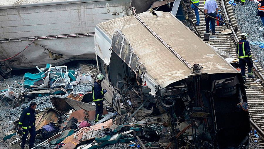 Restos de un vagón del tren Alvia que descarriló en Angrois