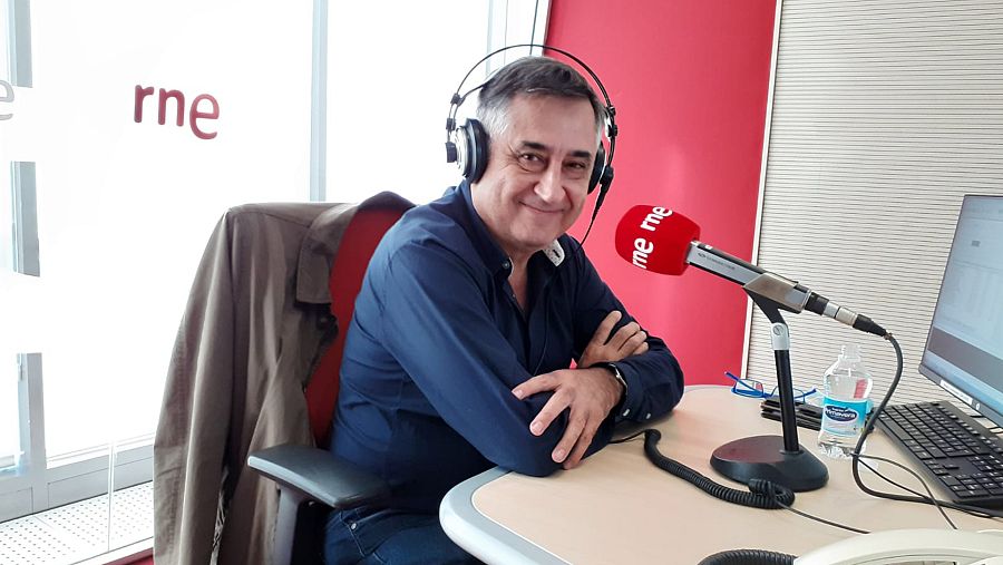 El fotoperiodista Gervasio Sánchez en los estudios de RNE