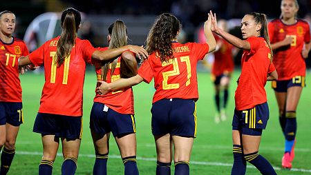 Las jugadoras de la selección española de fútbol celebran un gol ante Marruecos