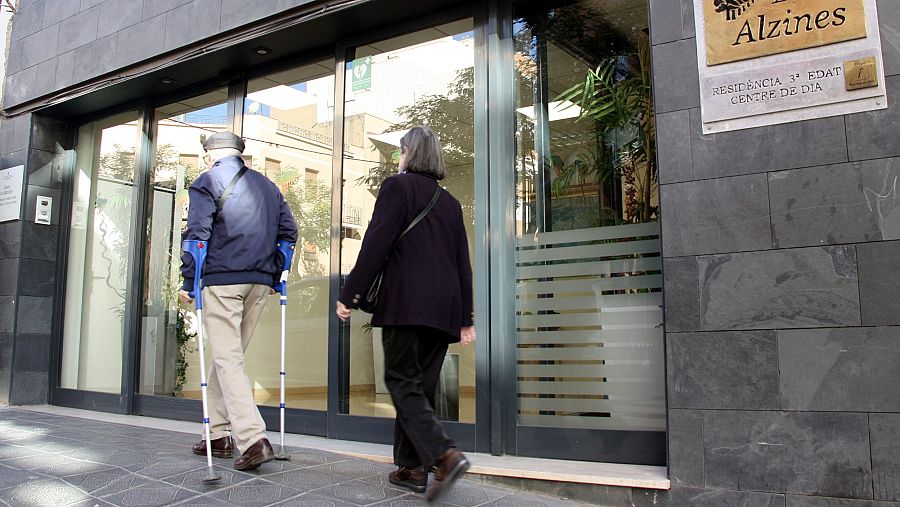 Parella d'avis entrant a una residència