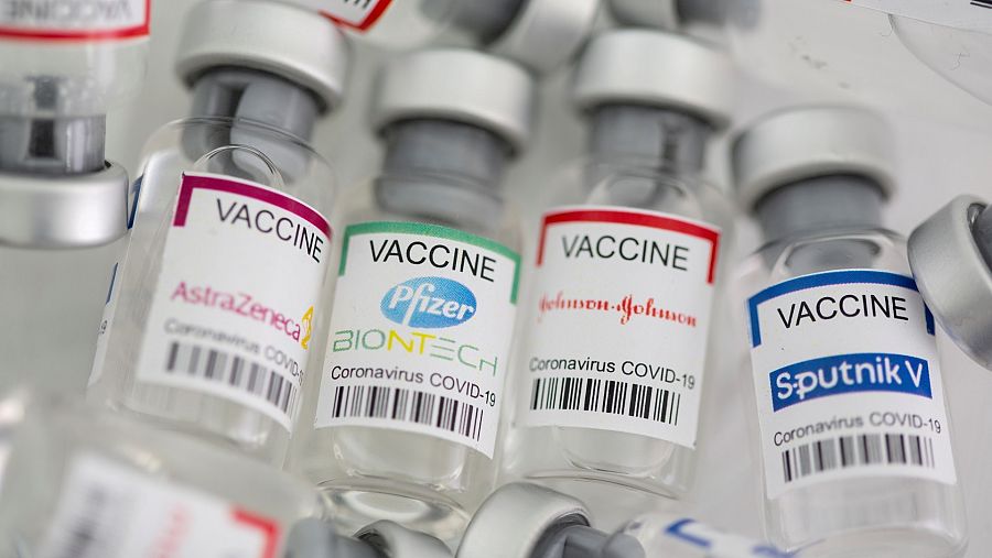 Frascos etiquetados con las vacunas contra el coronavirus de AstraZeneca, Pfizer, Johnson & Johnson y Sputnik V
