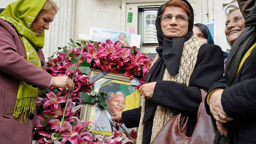 Nasrin sujeta un cuadro de Mandela