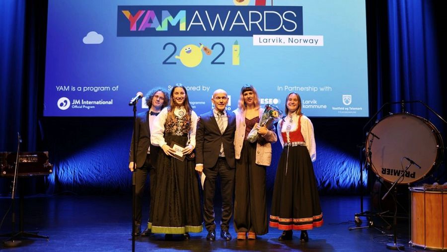  Membres d'Orthemis recollint els premis del Yamahawards 2021