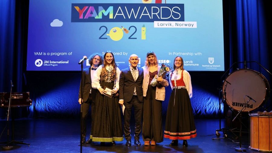 Membres d'Orthemis recollint els premis del Yamahawards 2021