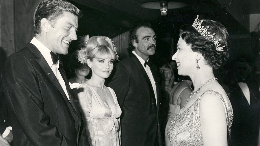 Isabel II, reina de Inglaterra, recibe a los actores Dick Van Dyke, Joanne Woodward y Sean Connery.