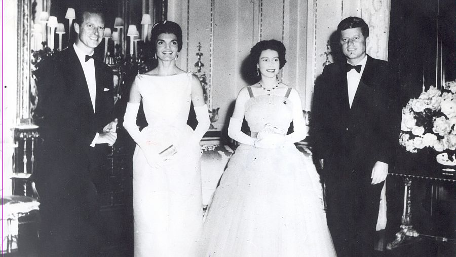 Isabel II y su marido, el duque de Edimburgo, reciben al presidente de EE.UU., John F. Kennedy, y a su esposa, Jacqueline.