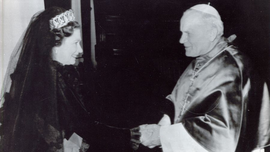 La reina de Inglaterra es recibida en el Vaticano por el papa Juan Pablo II en 1980.