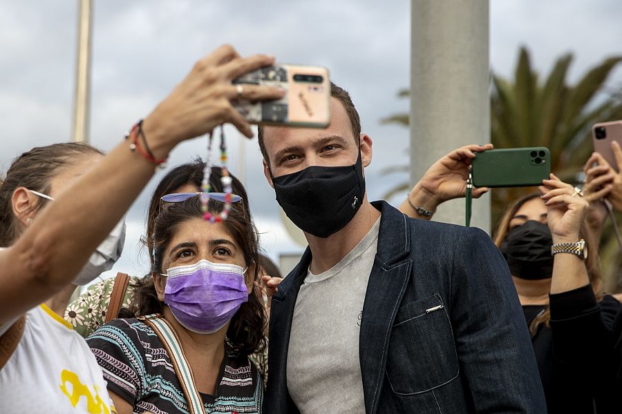 Kerem Bürsin, rodeado de fans