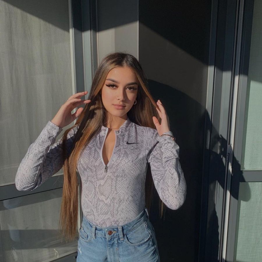 Julia Janeiro posando para su Instagram