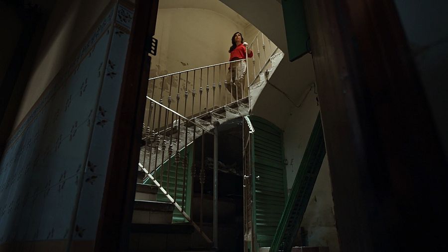 Anna Bertran baixant per unes escales