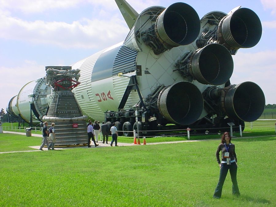 Mercedes en el Johnson Space Centre junto al cohete Saturno V.