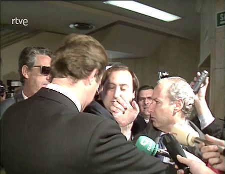 Miguel Boyer mira a Ruiz-Mateos después de la agresión que le ha tirado las gafas al suelo