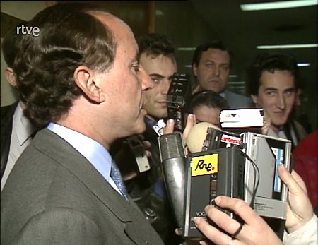 Ruiz-Mateos hablando con los medios, tras ser expulsado de la sala donde estaba declarando el exministro Miguel Boyer