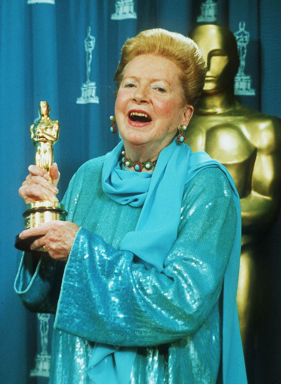 Deborah Kerr recogiendo su Oscar honorífico en 1994