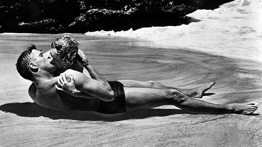 Deborah Kerr protagonizó junto a Burt Lancaster el beso más famoso de la historia del cine: frente a las olas del mar, en la película 'De aquí a la eternidad' (Fred Zinnemann, 1953).