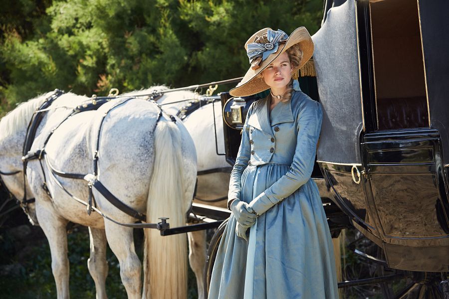 Caroline Penvenen (Gabriella Wilde)